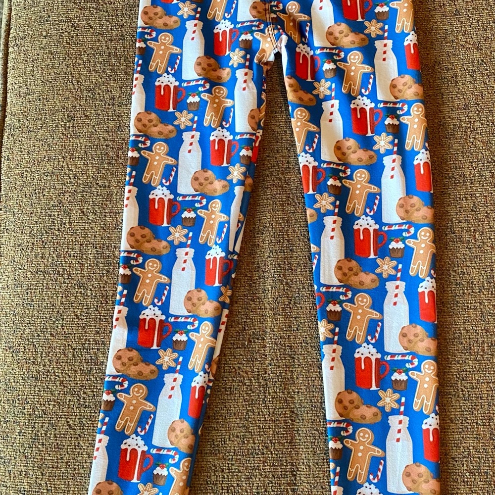 NWT Girls size L/XL (7-12).  Amelia Rose Christmas Cookies & Milk Leggings